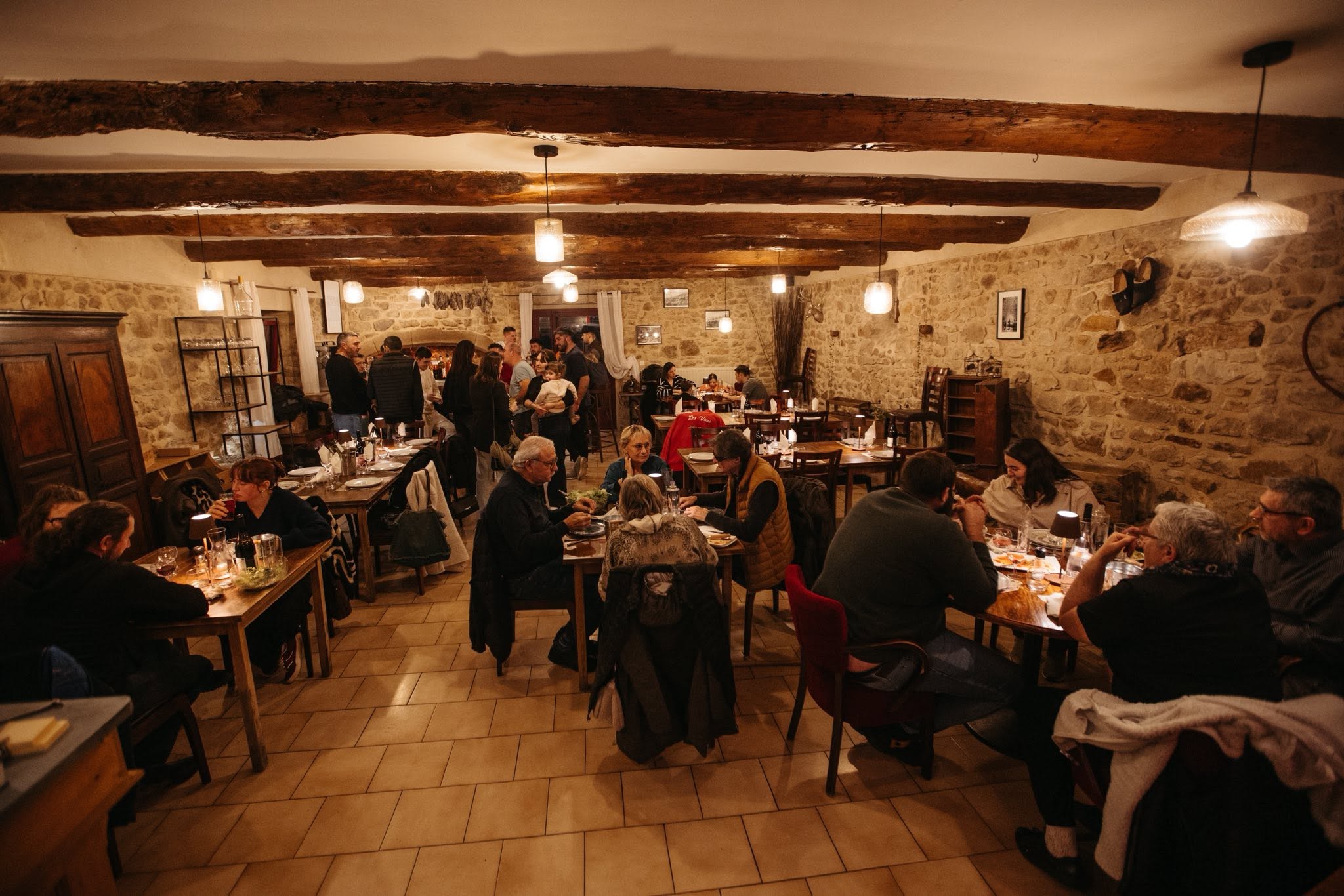Une soirée animée dans la salle chaleureuse de l’Auberge de Chanaleilles