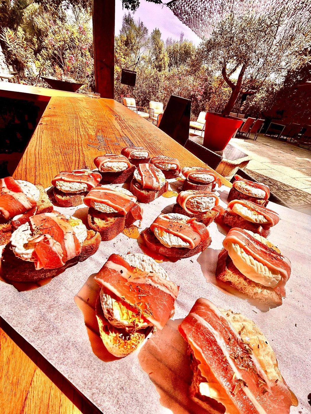 Des tartines garnies de chèvre préparées pour l’entrée