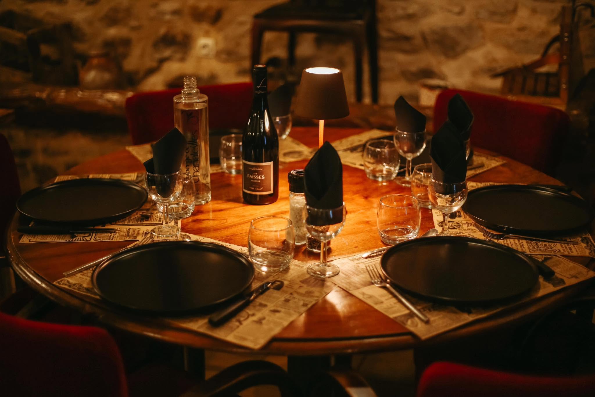 Une table ronde dressée dans la salle en pierre
