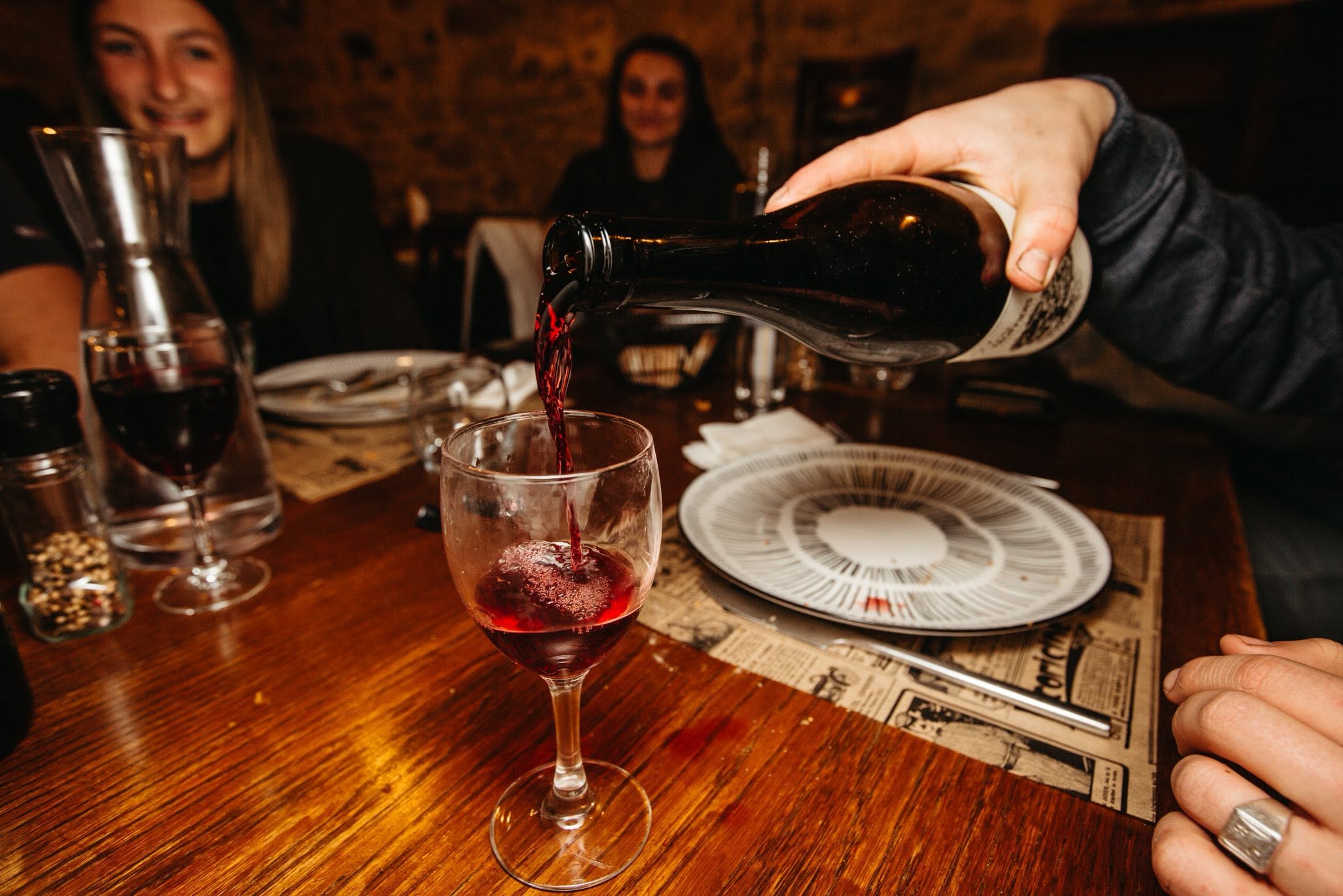 Le vin rouge servi à table dans une ambiance conviviale